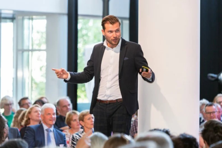 Laat je inspireren door Arjen Banach over vernieuwing in het onderwijs tijdens het POStival op 11 april 2025